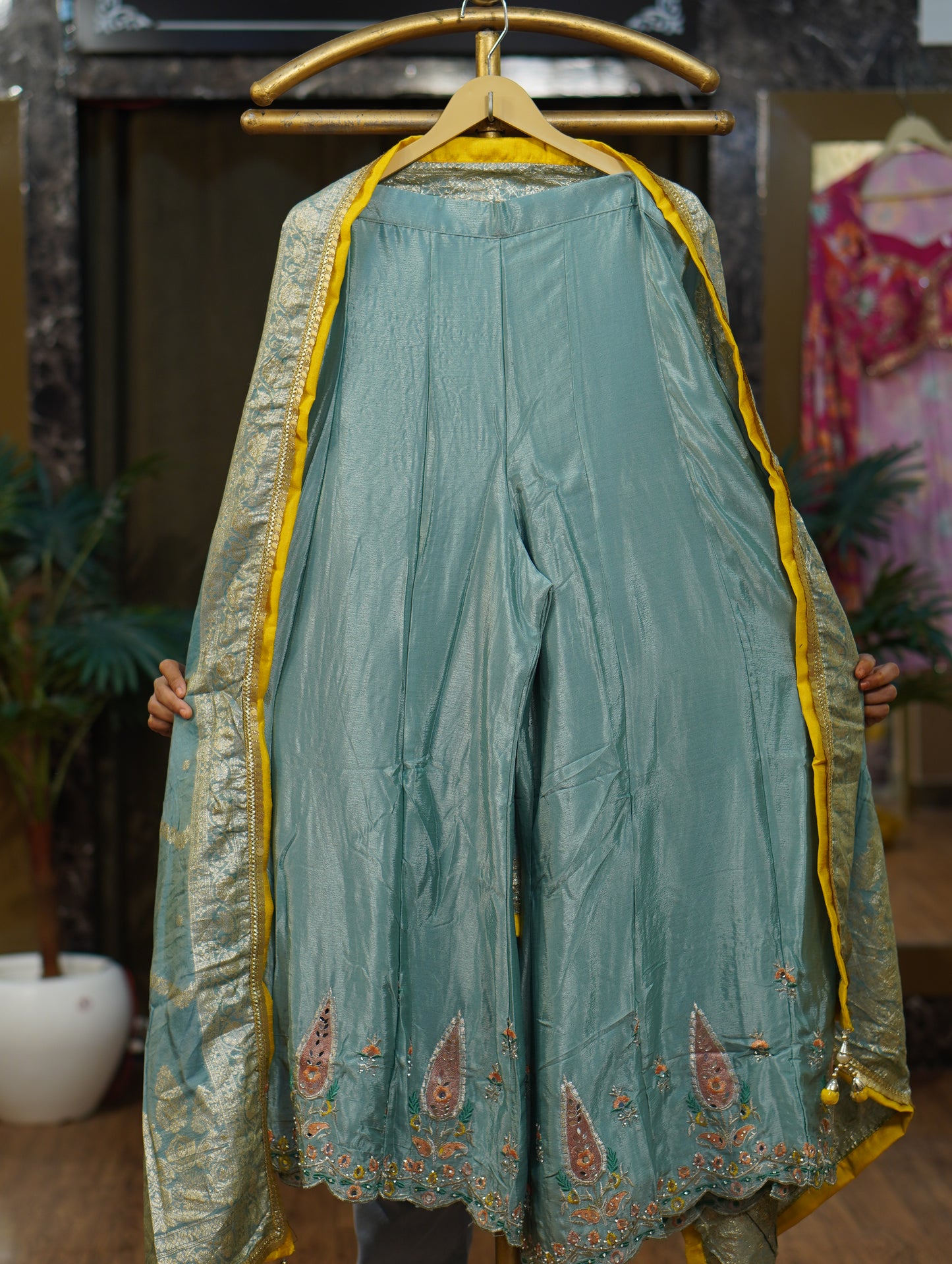 036-ZOHA-YELLOW